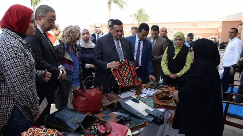 وزير التنمية المحلية ومحافظ الفيوم يتفقدان معرض 