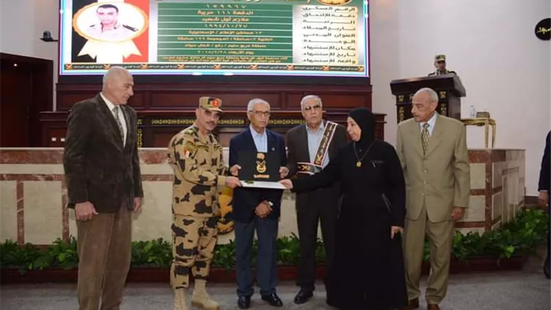 القوات المسلحة تنظم زيارة لعدد من القادة السابقين وأسرهم إلى قيادتى قوات المظلات والصاعقة