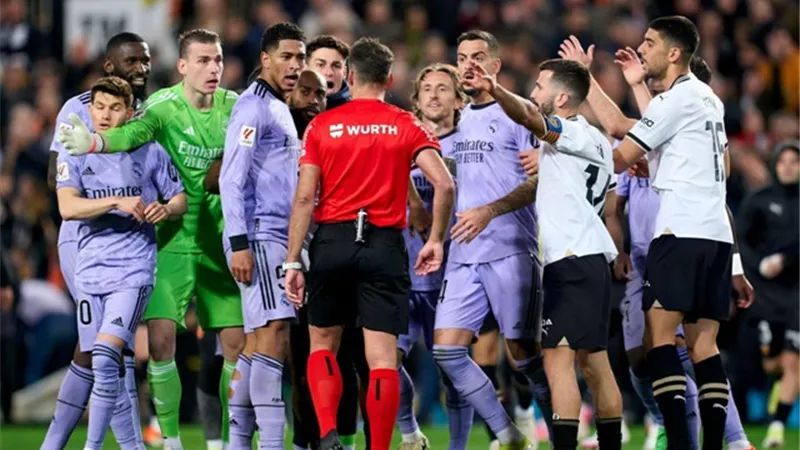 إيقاف حكم مباراة ريال مدريد وفالنسيا.. بعد جدل 