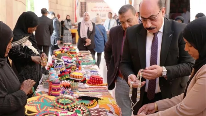 محافظ أسوان يتفقد معرض 