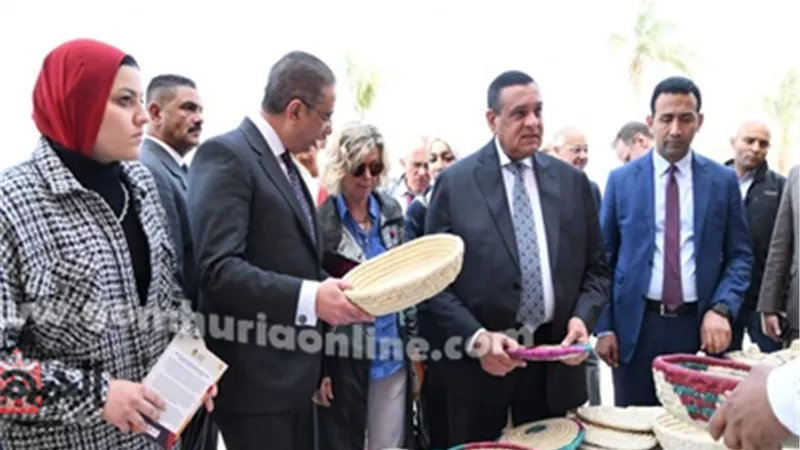 وزير التنمية المحلية ومحافظ الفيوم يتفقدان معرض أيادي مصر