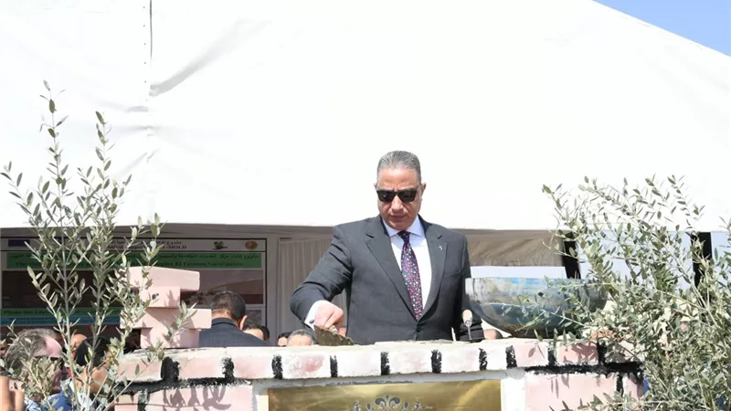 التنمية المحلية ومحافظ الفيوم يضعون حجر الأساس للمجمع الصناعى