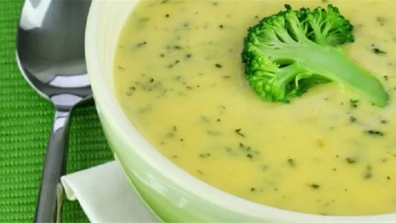 طريقة عمل شوربة البروكولي بالكريمة على أصولها