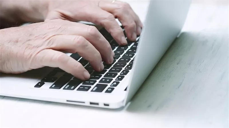 تطوير برمجيات جديدة تسهّل على كبار السن استخدام الكمبيوتر