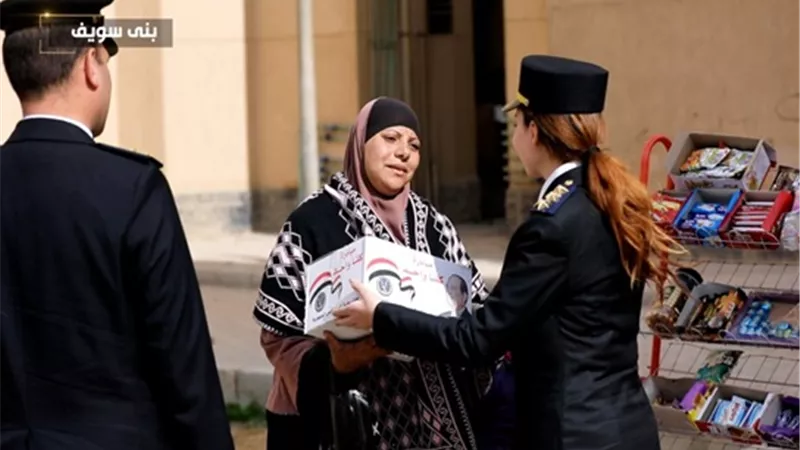 الداخلية توزع عبوات غذائية بالمجان على الأسر الأكثر إحتياجاً بالمحافظات