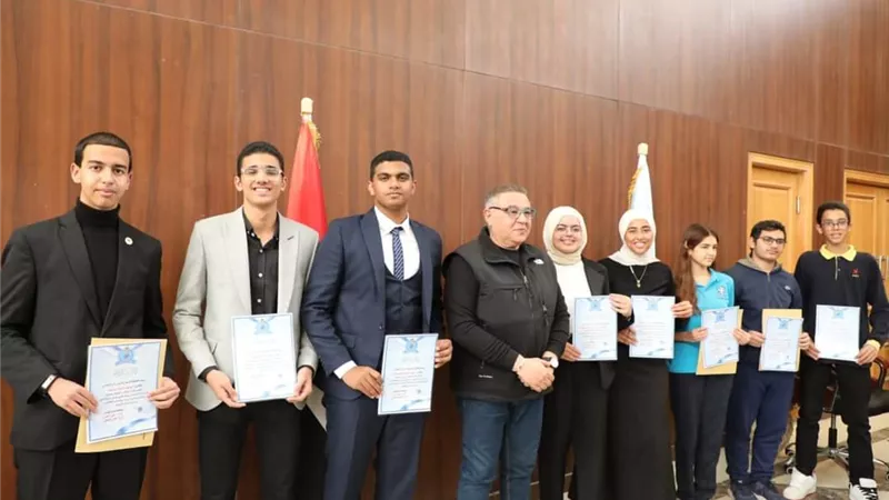 محافظ البحر الأحمر يكرم الطلاب المتميزين في الانشطة الطلابية
