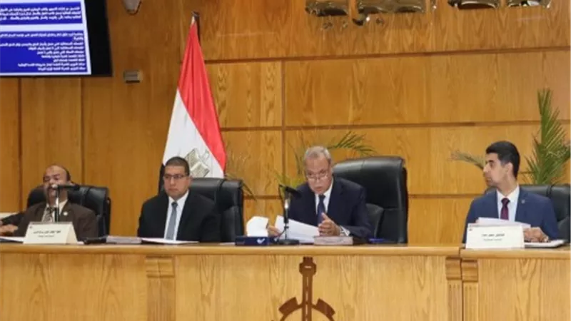 الهجان يناقش الملفات والمشروعات الجاري تنفيذها بكافة القطاعات