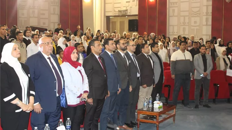 رئيس جامعة الأقصر يشهد حفل تخرج الملتحقين بمركز التطوير المهنى