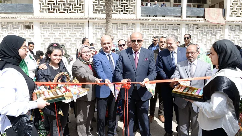 رئيس جامعة المنصورة يفتتح السوق الخيرى 