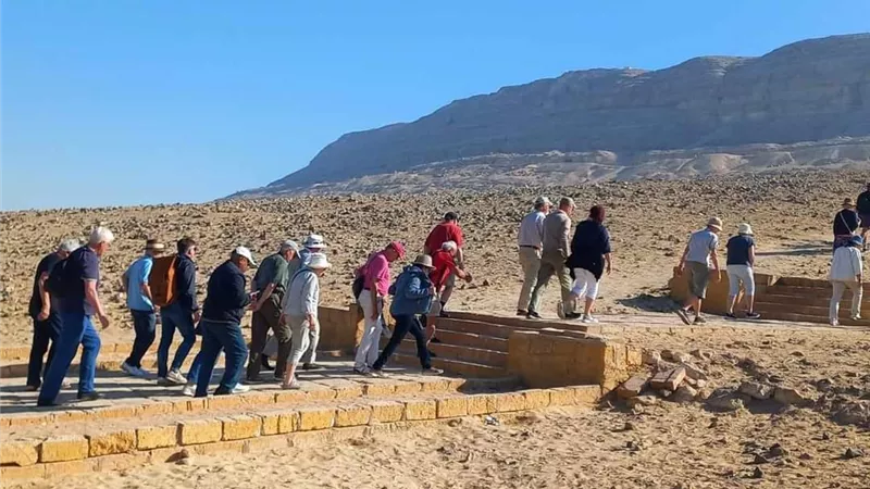 وفد سياحي متعدد الجنسيات يزور منطقة آثار بنى حسن بالمنيا