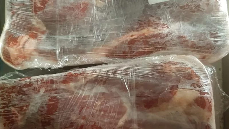 ضبط ٢٨ كيلو لحوم ذبح خارج السلخانة ودواجن منتهية الصلاحية بالأقصر