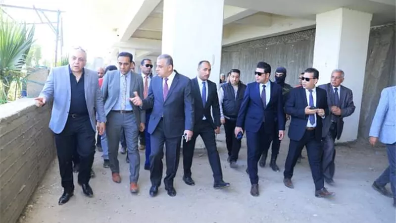 محافظ سوهاج يتفقد محلات أسفل الكورنيش الغربي