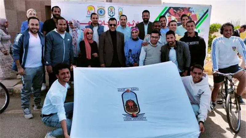 رئيس جهاز مدينة طيبة الجديدة يقود ماراثون الدراجات الهوائية.. صور