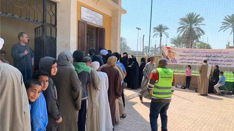 توزيع ٤ أطنان سكر بسعر ٢٧ جنيها بالزينية شمال الأقصر