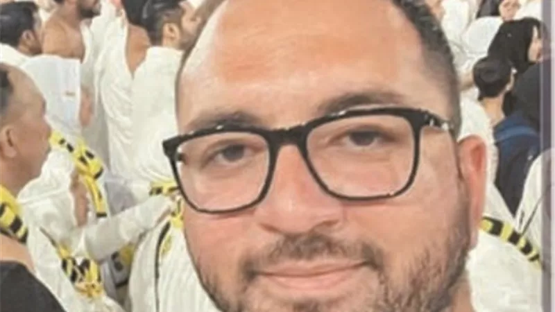 ابن الفنان محمد ثروت يؤدي مناسك العمرة