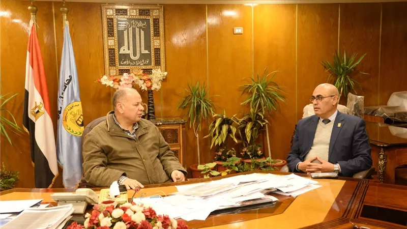 محافظ أسيوط يناقش آخر مستجدات مبادرة 