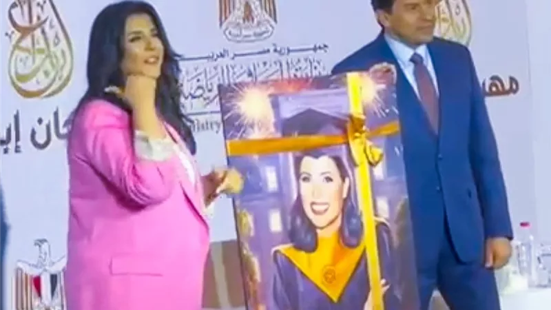 منى الشاذلى سفيرة إبداع لشباب الجامعات.. وصورة تذكارية لها وهى طالبة
