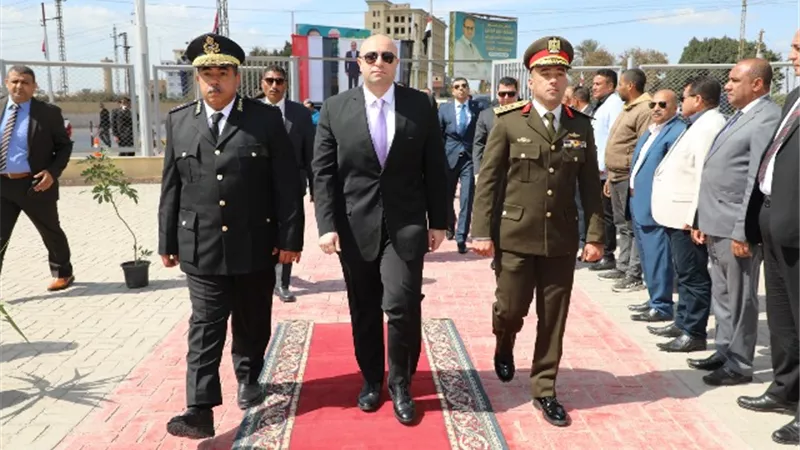 غنيم يضع أكليل الزهور على النصب التذكاري