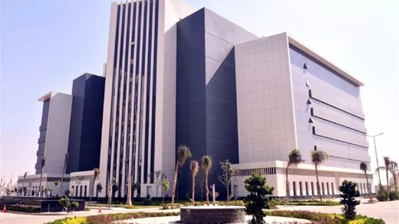 ضبط تشكيل عصابي من العاملين بالطيران المدني بتهم الإتجار بالنقد الأجنبي والاختلاس والتربح والإضرار بالمال العام