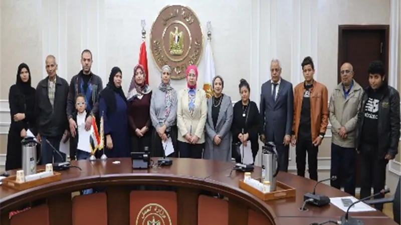 وزارة العمل تُسلم تعويضات لِأُسر ضحايا عِمالة غير منتظمة
