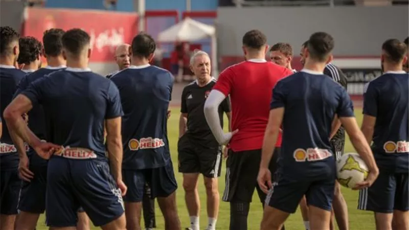 كولر يناقش لاعبي الأهلي خطة مباراة الزمالك