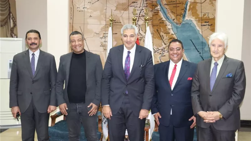 معهد إعداد القادةيكرم الشاعرهشام الجخ في ملتقى المبادرات الطلابية