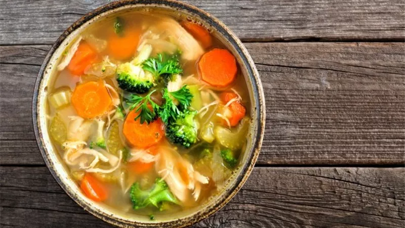 اكتشفي أجمل طريقة لعمل شوربة الخضار بالفراخ والشعرية