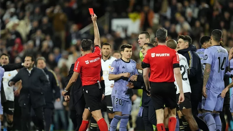 استبعاد حكم مباراة ريال مدريد وفالنسيا بـ الدوري الإسباني