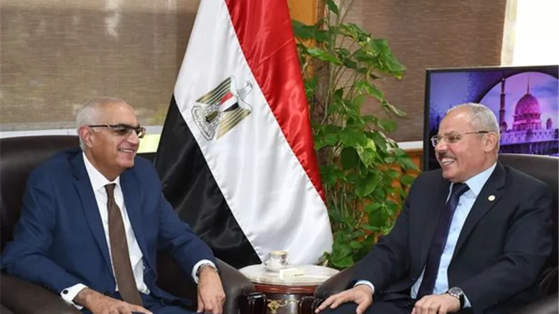 رئيس جامعة القناة يستقبل وفد جائزة التميز الحكومي