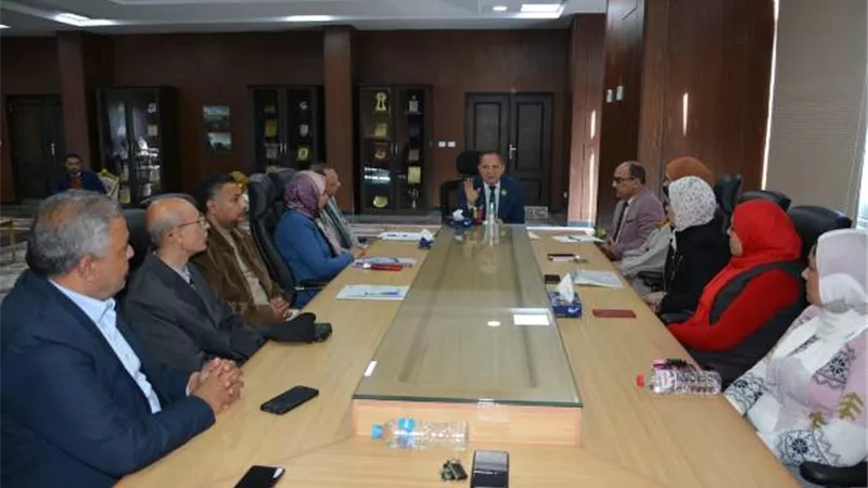 رئيس جامعة دمياط يطالب بالإرتقاء بالجهاز الإداري