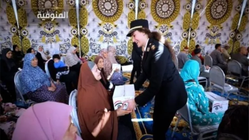 الداخلية توزع عبوات غذائية بالمجان على الأسر الأكثر إحتياجاً