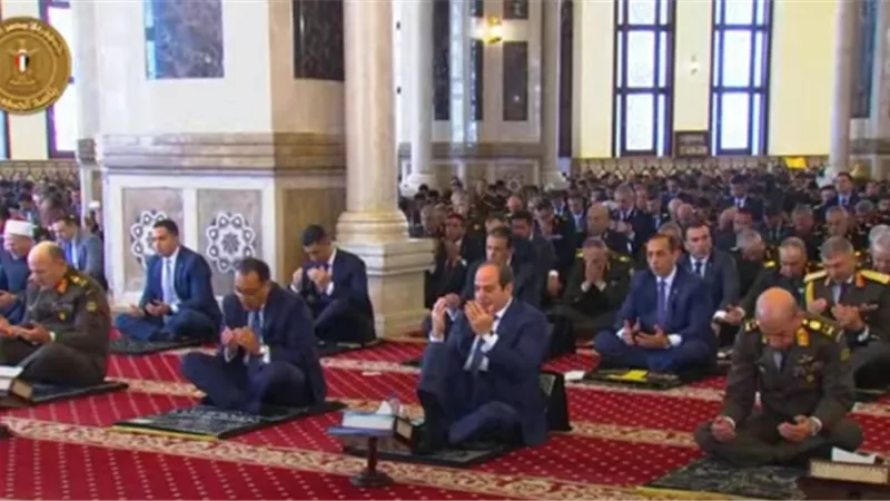 الرئيس السيسى وقادة القوات المسلحة يؤدون صلاة الجمعة بمسجد المشير