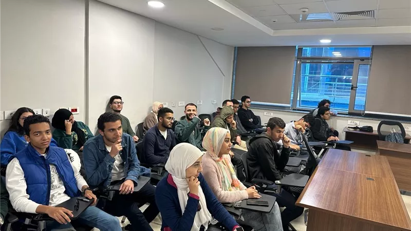 طلاب جامعة الإسماعيلية الجديدة يزورون معهد بحوث الألكترونيات