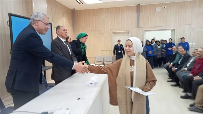 رئيس جامعةالزقازيق يكرم الطلاب الأوائل بالجامعةالأهليةبالعاشر