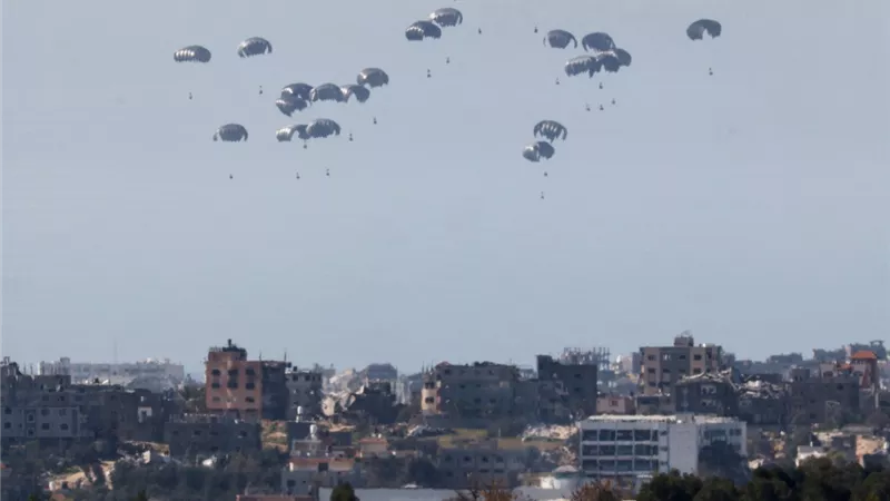 هولندا تنضم لعمليات إسقاط المساعدات الإنسانية جوًا على غزة
