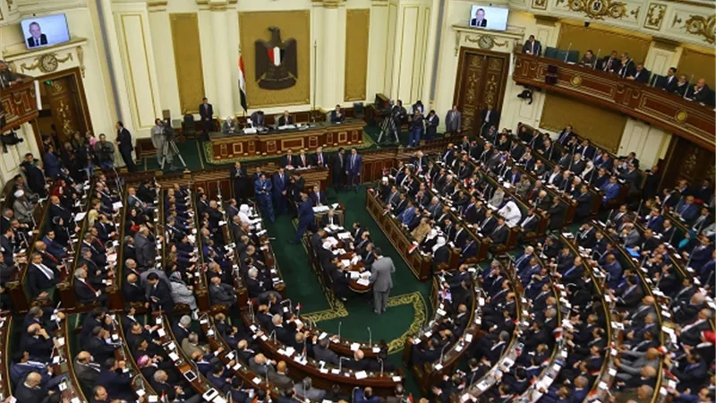 استمرار العامل بـ القطاع الخاص في عمله بعد تجاوزه سن المعاش .. حسب قانون العمل الجديد