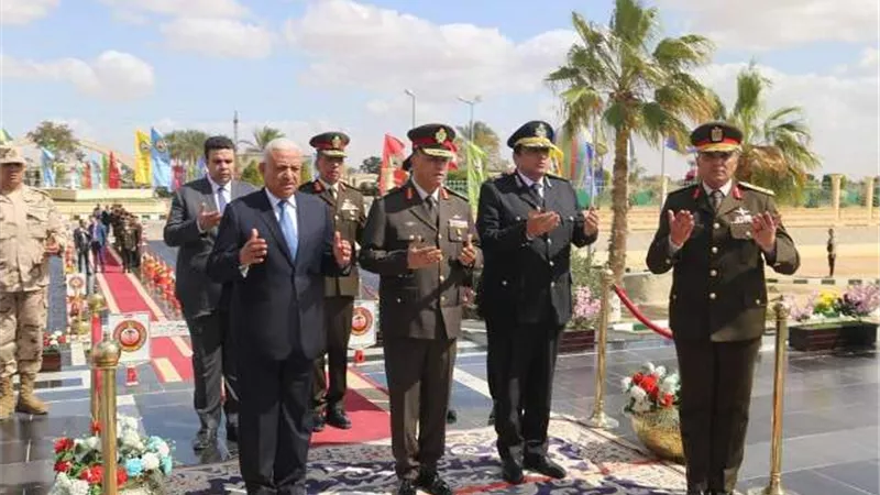 محافظ السويس والعرايشي يضعون أكاليل الزهور علي قبر الجندي المجهول