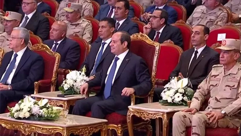 الرئيس السيسي يشاهد فقرة غنائية بعنوان «أنا بحلم وبتمنى أخلي الأرض دي جنة»