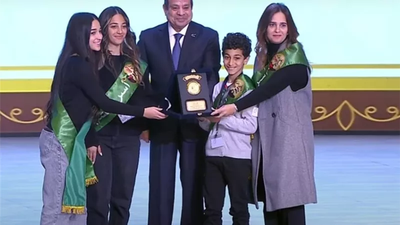 الرئيس السيسي يكرم عددًا من أسر شهداء القوات المسلحة