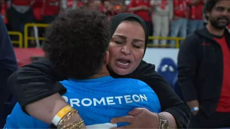 فيديو .. مصطفى شوبير يحتفل مع والدته بكأس مصر