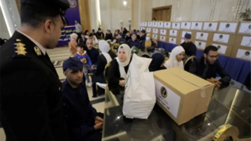 الداخلية تنظم إحتفالية لنزلاء مراكز الإصلاح والتأهيل وتوزع المساعدات على أسرهم