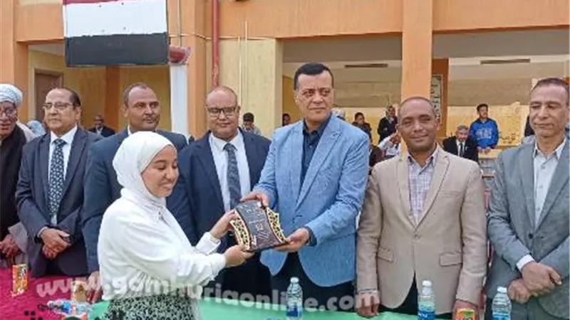 مدير تعليم قنا يكرم طلاب مدرسة قفط الثانوية المشتركة
