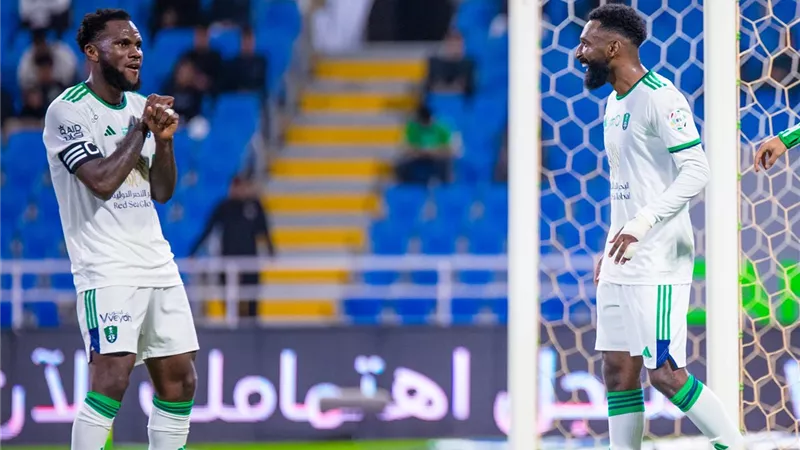 فراس البريكان يسجل الهدف الأول للأهلي السعودي ضد التعاون .. شاهد