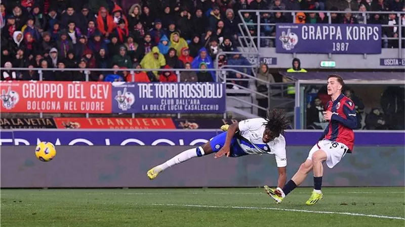 إنتر ميلان يتخطي بولونيا بصعوبة ويعزز صدارته للدوري الإيطالي