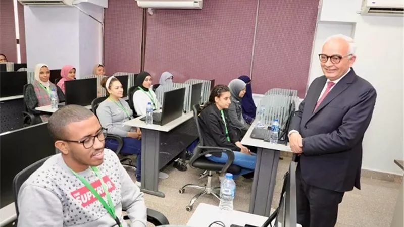 وزير التعليم يتفقد امتحانات المتقدمين لـ مسابقة المعلمين بـ الجهاز المركزي للتنظيم والإدارة