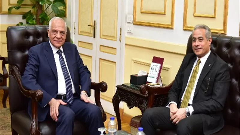 وزير العمل يلتقى محافظ الجيزة في بداية جولته لمواقع الإنتاج.. صور