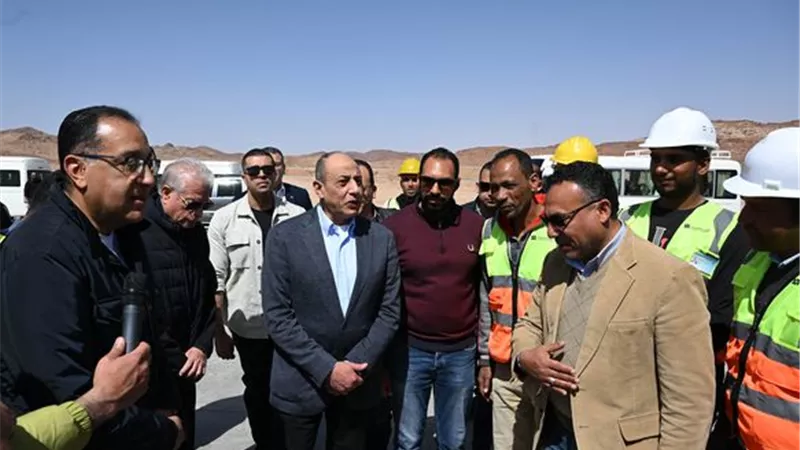 رئيس الوزراء يجرى حوارا مع العاملين بمشروع تطوير مطار سانت كاترين