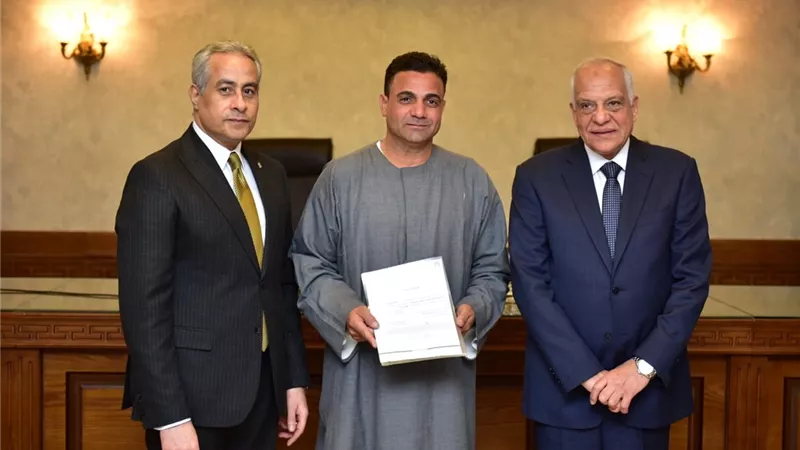 وزير القوى العاملة ومحافظ الجيزة يُسلمان عقود عمل لذوي همم