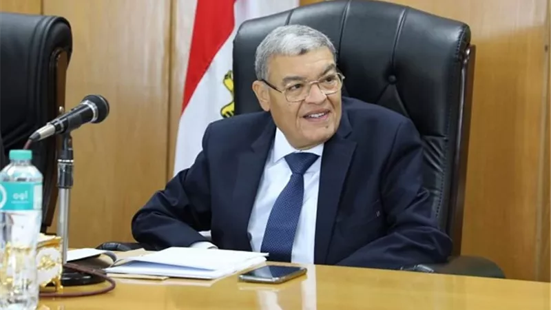 توقيع الكشف الطبي على 1301 حالة خلال قافلة طبية بقرية 8 بالمنيا