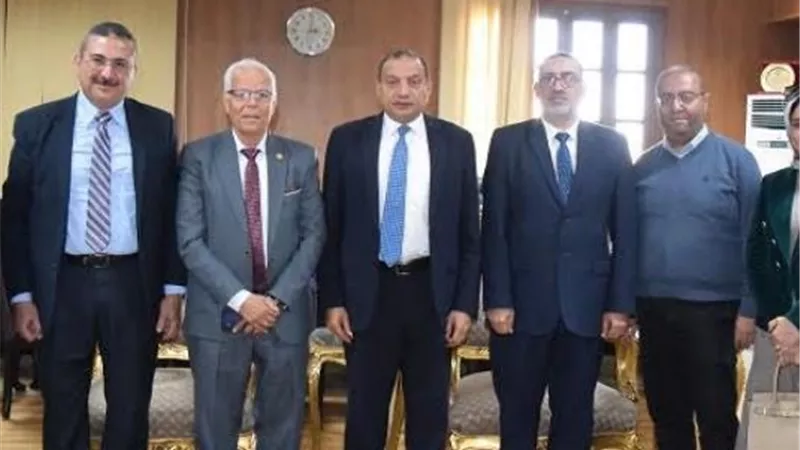 رئيس جامعة بني سويف يستقبل وفد المعهد القومي للاتصالات